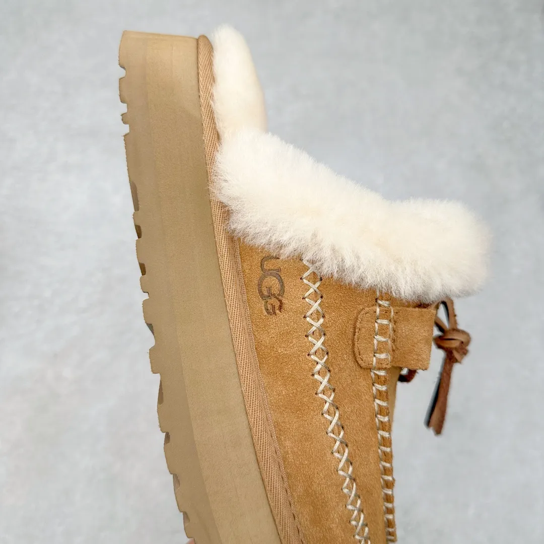 Pick up locally 💰520 UGG 8260 Alpine half-mug autumn and winter sheep fur integrated snow boots. All shoes are made of ZP. Longfeng A-grade Australian imported sheep fur integrated brand OEM production line. Fully follow the ZP process. OEM original pattern maker. Adhering to the principle of no original shoes and no development selection. Pay attention to every detail. The most authentic version on the market. TREADLITE "Light Wing" technology outsole. Lightweight/durable/flexible/pile size: 35 36 37 38 39 40 Coding: by2936070